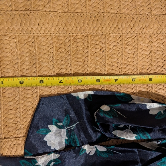 NWT Women's Draper James One Size Beige Straw Tote Bag with Navy Blue Scarf - Picture 4 of 5